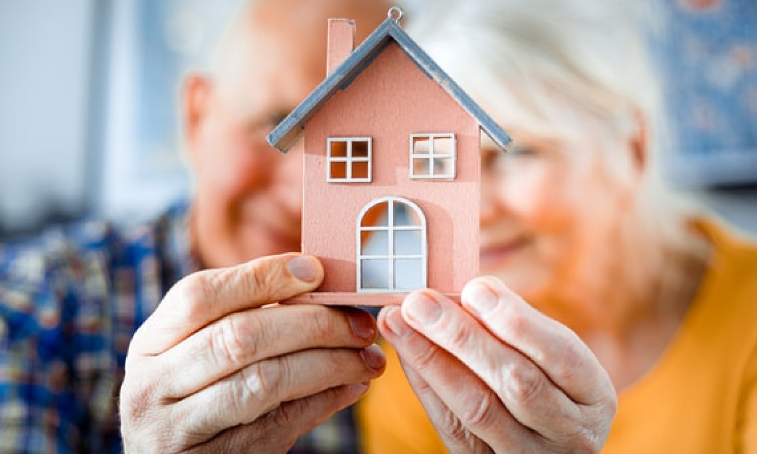Adaptation du logement au vieillissement : une aide pour les douches, salles de bains et sanitaires